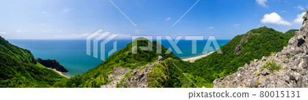 [Panorama] Overlooking the coast from the middle of the mountain (Kakudayama, Nishikan Ward, Niigata Prefecture) 80015131