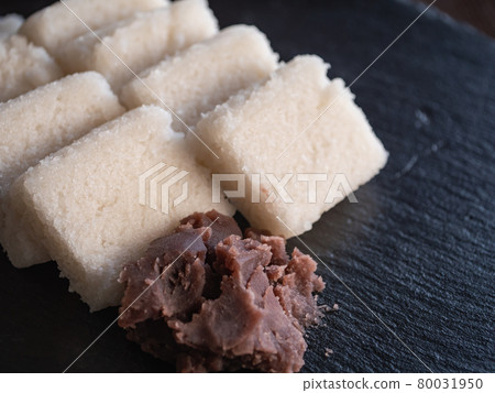 日式點心“Karukan”和紅豆沙。日本九州地區的特產。 日式點心“Karukan”和紅豆沙。日本九州地區的特產。 80031950