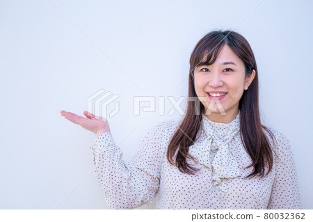 Woman to introduce ・ Copy space right Woman to introduce ・ Copy space right 80032362