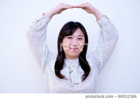 一個女人用手做一個大圓圈 80032366