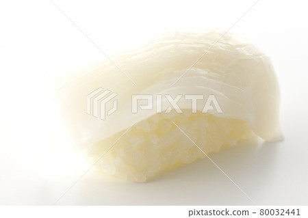 只有真正的魷魚握壽司是在白色背景下單獨拍攝的 80032441