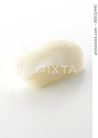 只有真正的魷魚握壽司是在白色背景下單獨拍攝的 只有真正的魷魚握壽司是在白色背景下單獨拍攝的 80032445
