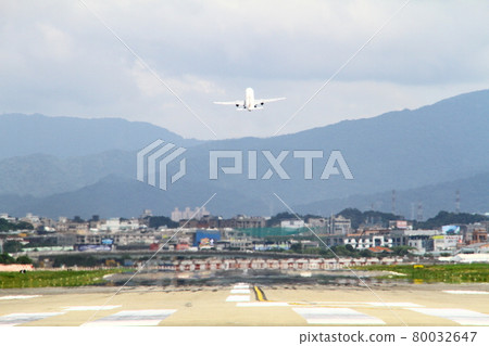 飛機起飛 80032647
