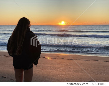 在冬天的海裡看日出的女孩 80034060