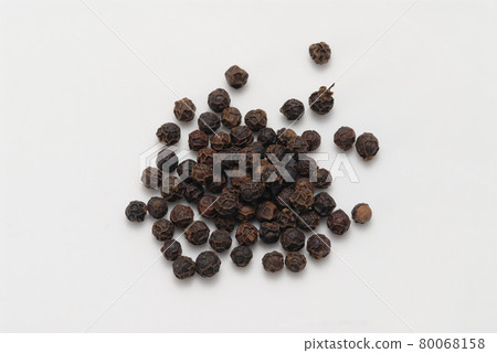 Spices and pepper 80068158