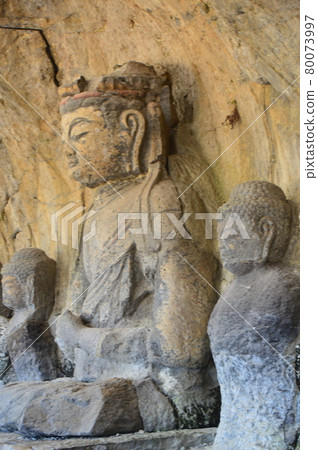 Dainichi Nyorai sitting statue (center), Mugenju Nyorai sitting statue (right), Aksho Nyorai sitting statue (left) (Koen stone Buddha group, Usuki stone Buddha / Usuki city, Oita prefecture) 80073997