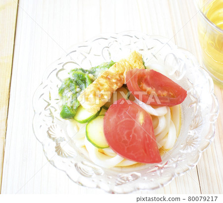 Close-up of okra, omelet and summer vegetable udon 80079217