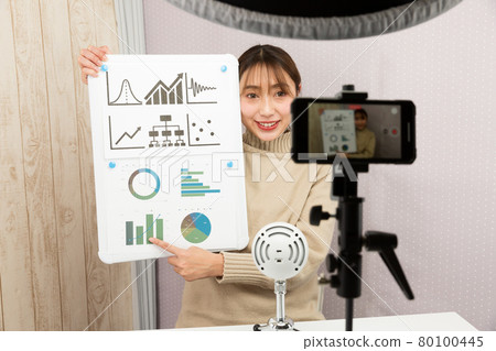 一個女人用智能手機拍攝視頻 80100445