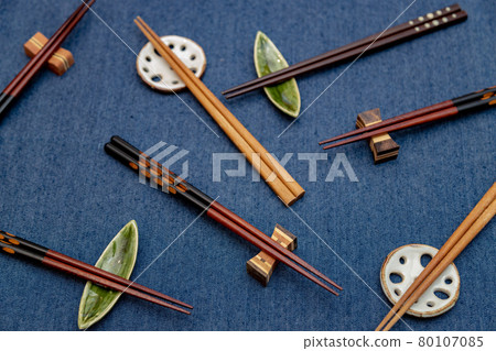 Separately placed chopsticks and chopstick rest Separately placed chopsticks and chopstick rest 80107085