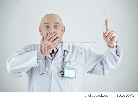 Portrait of surprised doctor 80109542