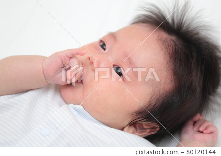 在床上和吮手指的女嬰 在床上和吮手指的女嬰 80120144