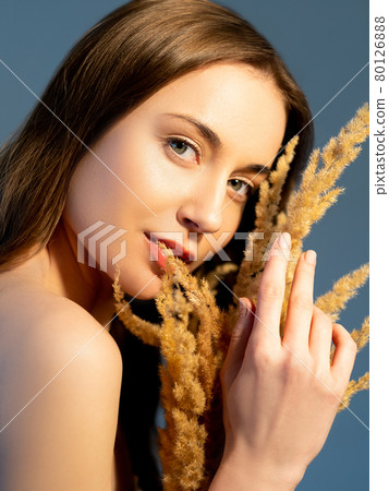 woman portrait natural beauty smooth face plant woman portrait natural beauty smooth face plant 80126888