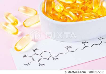 Fish oil capsules and chemical formula. - Stock Photo [80136549] - PIXTA