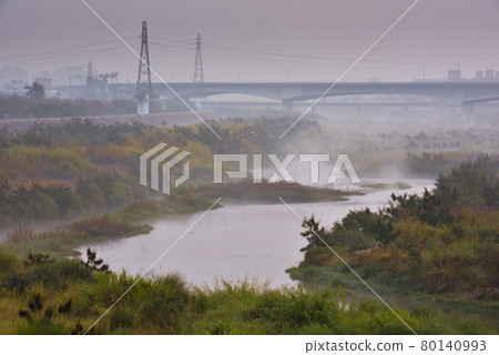 在動雲的漂移之上。 80140993