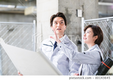 男男女女一邊看施工現場圖紙一邊檢查 男男女女一邊看施工現場圖紙一邊檢查 80143645