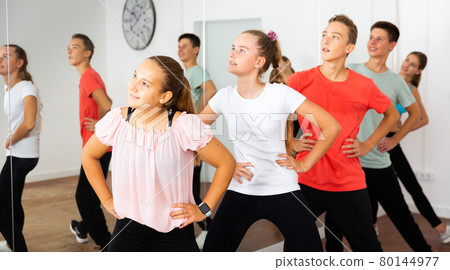 Teenagers training dance in choreography class 80144977