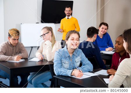 Classmates working in groups 80145000