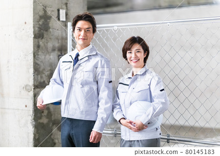 兩男一女參與施工環視施工現場 兩男一女參與施工環視施工現場 80145183