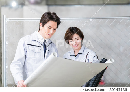 男男女女一邊看施工現場圖紙一邊檢查 男男女女一邊看施工現場圖紙一邊檢查 80145186