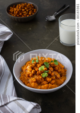 Pumpkin soup with baked chickpeas 80165981