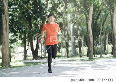 Athletic young man running 80166115