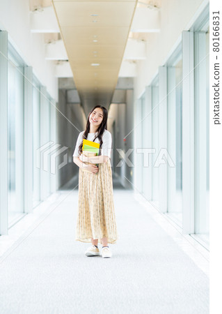 走在學校的年輕學生 80166831