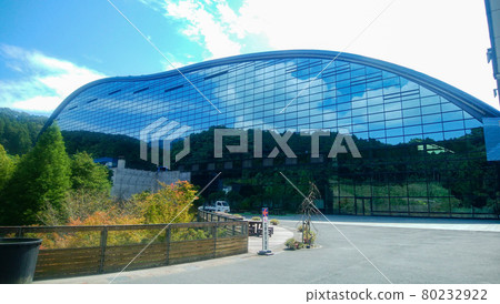 九州博物館的外景，映襯著群山和藍天 80232922
