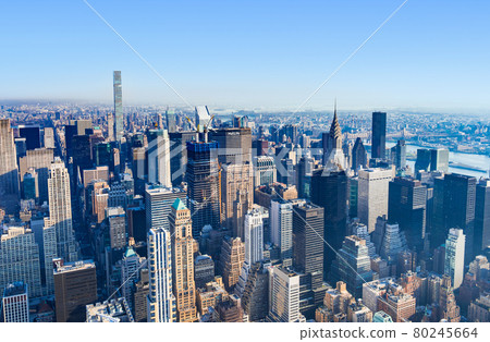 紐約曼哈頓的摩天大樓和東河 80245664