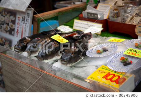 在大阪黑門市場出售的河豚和河豚刺身 在大阪黑門市場出售的河豚和河豚刺身 80245906