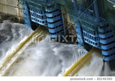 Release of the Tenkase Dam 80246360