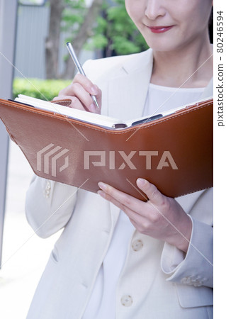 Business scene female 80246594