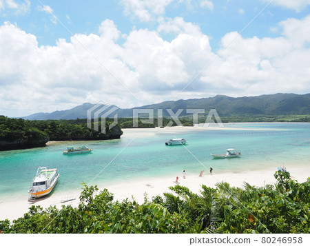 漂浮在藍色大海中的石垣島川平灣觀光船 漂浮在藍色大海中的石垣島川平灣觀光船 80246958