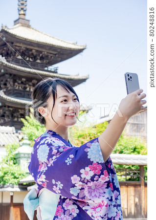 A woman sightseeing in Kyoto in a yukata 80248816