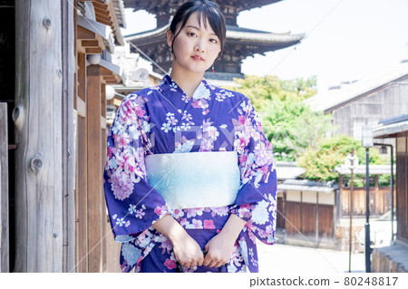 A woman sightseeing in Kyoto in a yukata A woman sightseeing in Kyoto in a yukata 80248817