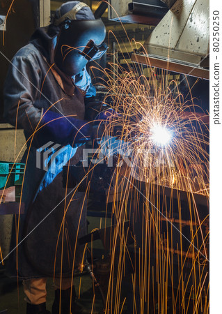 movement worker with protective mask welding metal 80250250
