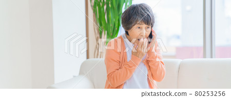 一位資深女性接到電話詐騙電話 80253256