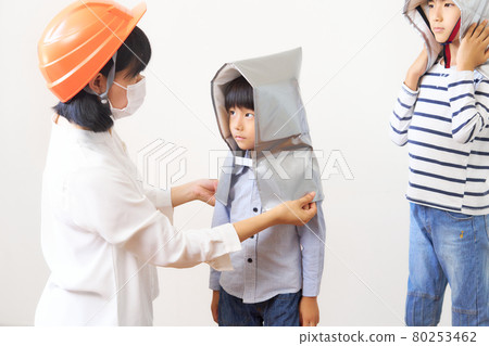 一個戴著防災罩的男孩 80253462