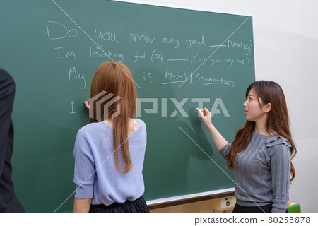 Foreign instructors who teach English at the university and university students who receive lectures from the teachers 80253878
