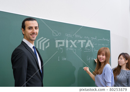 Foreign instructors who teach English at the university and university students who receive lectures from the teachers 80253879