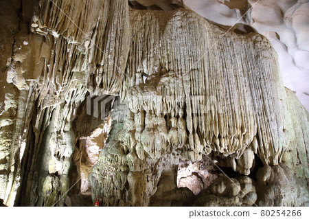 下龍灣的太陽索托石灰岩洞（越南） 80254266