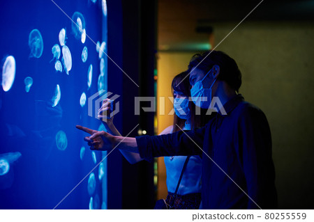 有年輕夫婦水族館約會 80255559