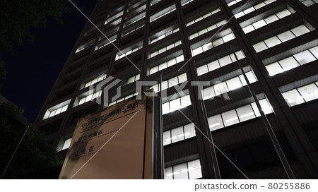 Central Joint Government Building No. 5 where the Ministry of Health, Labor and Welfare and the Ministry of the Environment enter, night view 80255886