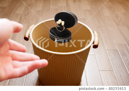 將不需要的戒指和箱子一起扔進垃圾桶 80255913