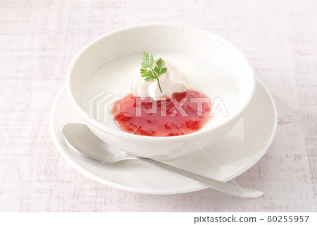 Panna cotta with strawberry sauce Panna cotta with strawberry sauce 80255957