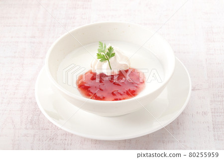 Milk pudding with strawberry sauce 80255959