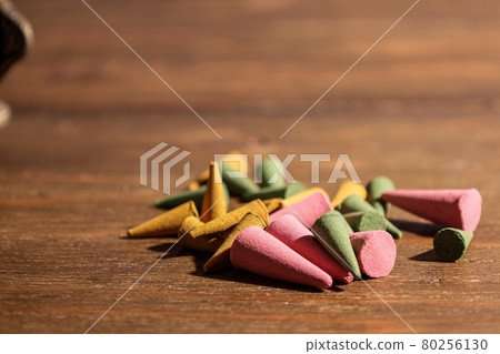 各種顏色和氣味的錐體香 80256130