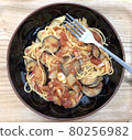 Easy and easy pasta with canned tomatoes cut into eggplant and bacon 80256982