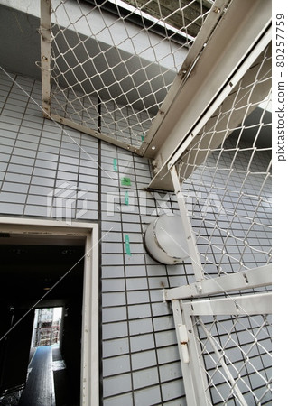 大型公寓維修腳手架工作，從居民角度出發的大型維修腳手架工作，安全第一，雨季危險，颱風對策 80257759