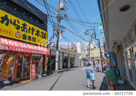 神奈川縣川崎市中原區南部線平間站前的商店街 神奈川縣川崎市中原區南部線平間站前的商店街 80257789