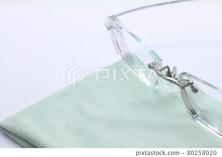 Glasses to ride on the glasses wipe Glasses to ride on the glasses wipe 80258020